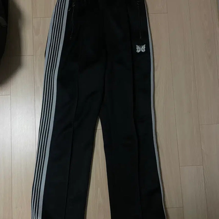 [SOLD OUT] 니들스 트랙팬츠 xs