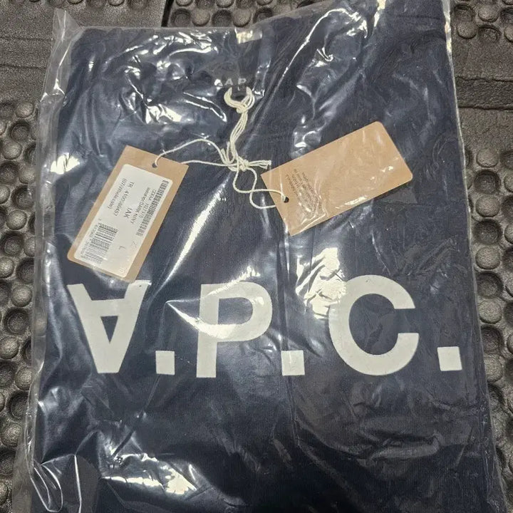 [SOLD OUT] A.P.C. 맨투맨 네이비 새상품L