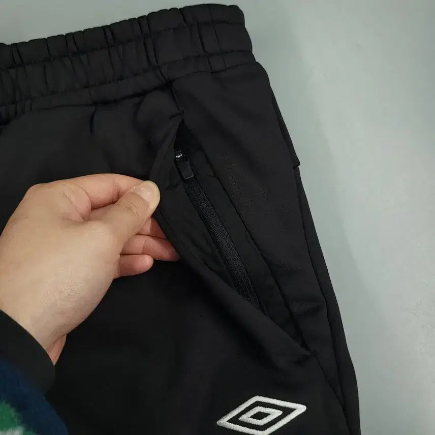 [BUNJANG] Umbro Black White Logo Fleece Jersey Pants Training / 엄브로 블랙 화이트 로고 밴딩 기모 져지팬츠 트레이닝복 34-38