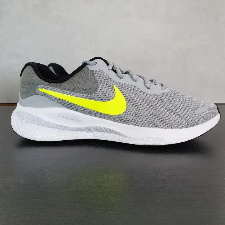 [BUNJANG] Nike Revolution 7 (290) Sneakers / 나이키 레볼루션 7 (290)
