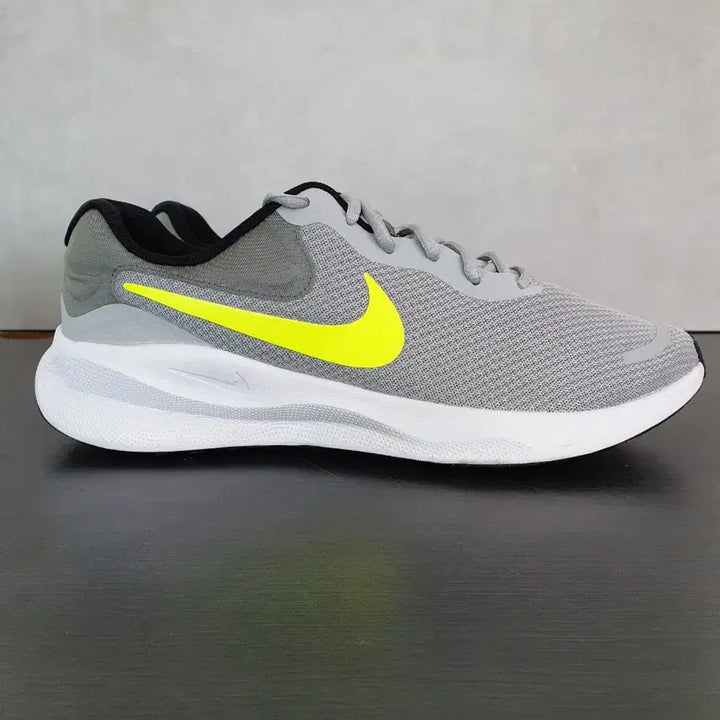 [BUNJANG] Nike Revolution 7 (290) Sneakers / 나이키 레볼루션 7 (290)