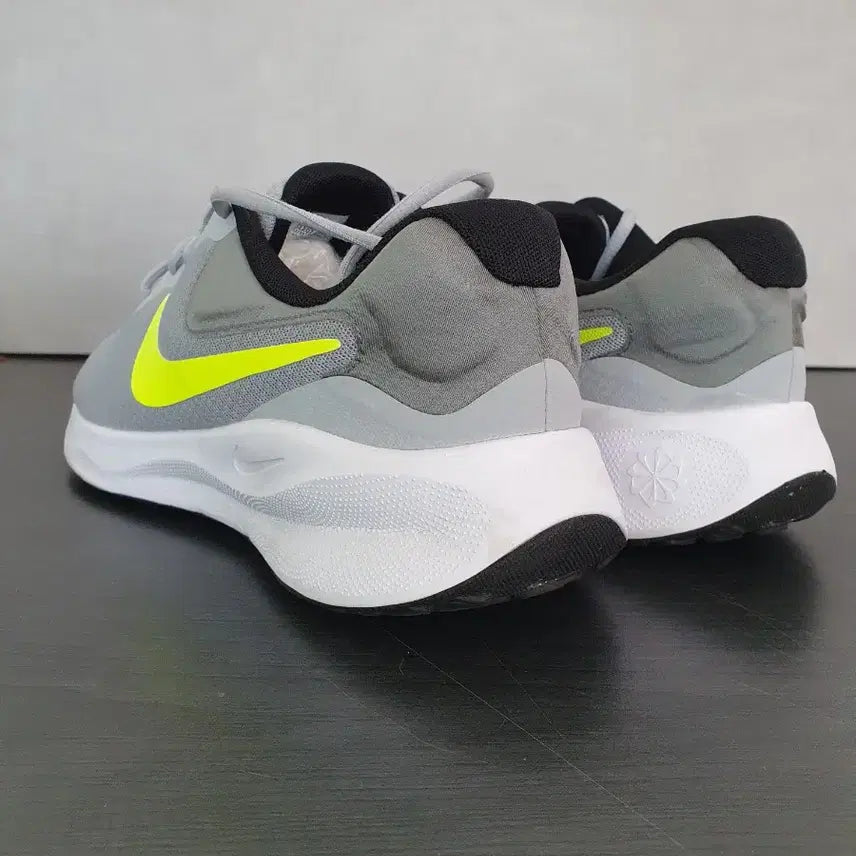 [BUNJANG] Nike Revolution 7 (290) Sneakers / 나이키 레볼루션 7 (290)