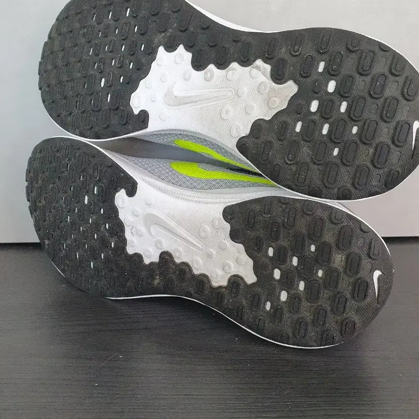 [BUNJANG] Nike Revolution 7 (290) Sneakers / 나이키 레볼루션 7 (290)