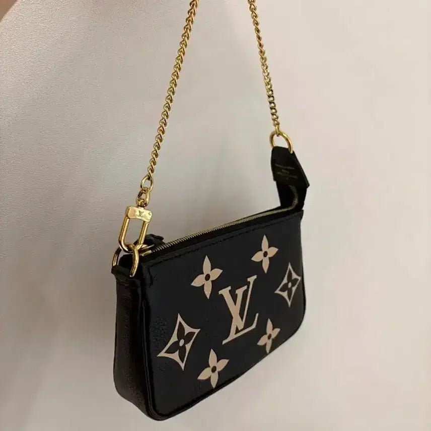 [SOLD OUT] 루이비통 악세수아 포쉐트 블랙 정품 새상품급