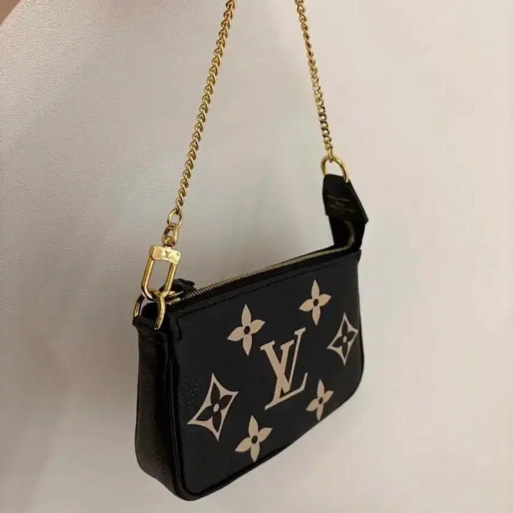 [SOLD OUT] 루이비통 악세수아 포쉐트 블랙 정품 새상품급