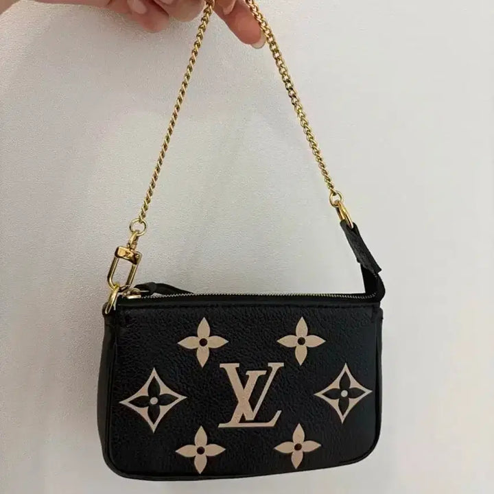 [SOLD OUT] 루이비통 악세수아 포쉐트 블랙 정품 새상품급
