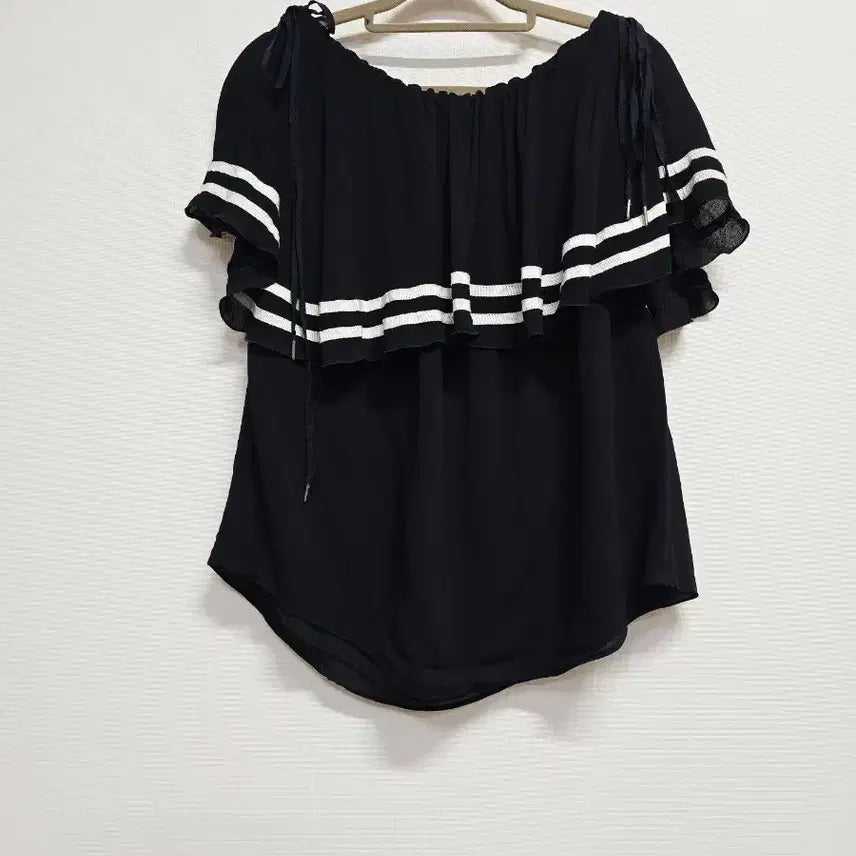 [BUNJANG] Lucky Chouette Off-Shoulder Striped Blouse / 럭키슈에뜨 오프숄더 블라우스 스트라이프