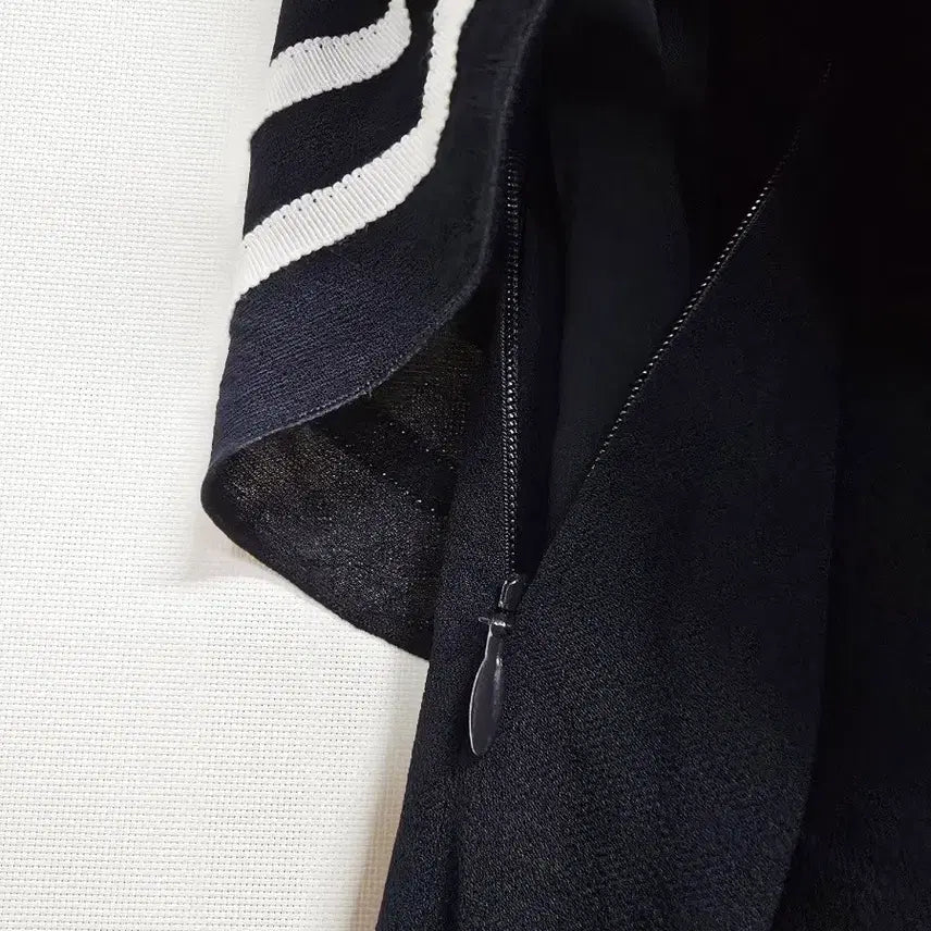 [BUNJANG] Lucky Chouette Off-Shoulder Striped Blouse / 럭키슈에뜨 오프숄더 블라우스 스트라이프