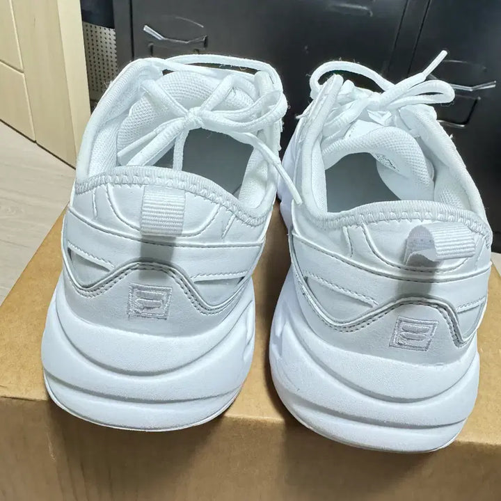 [SOLD OUT] 휠라 레이 트레이너 화이트 270