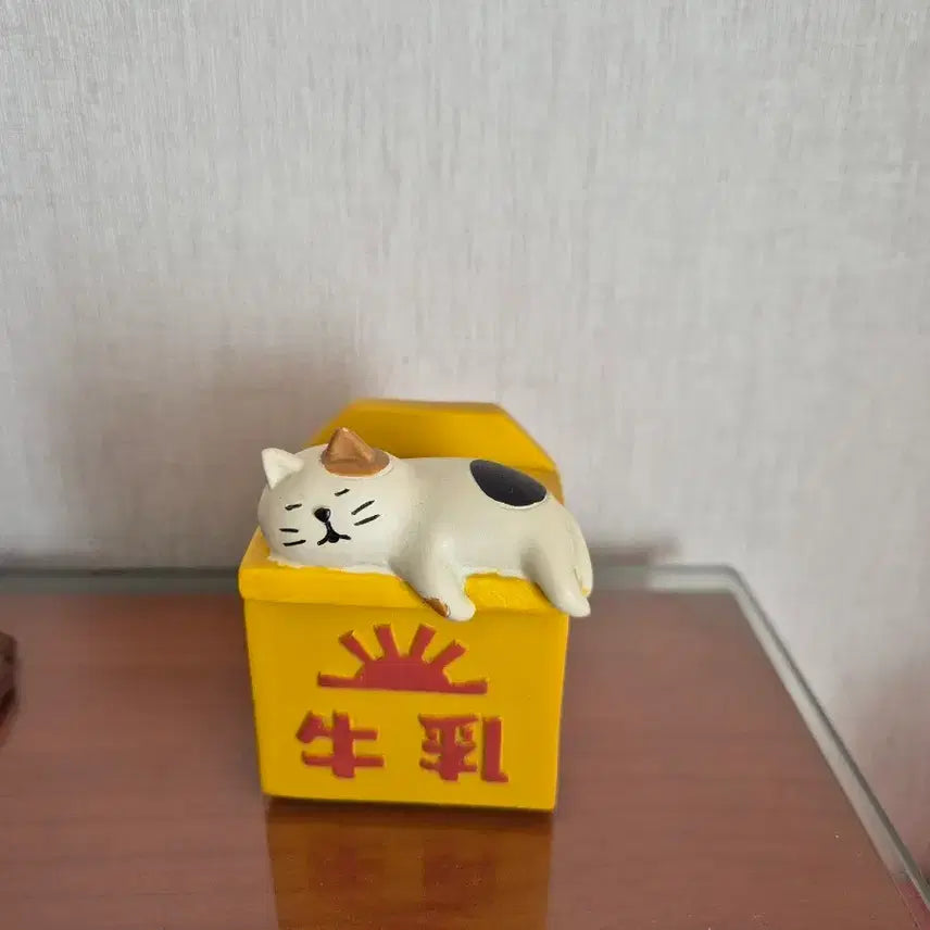[BUNJANG] Decole Concombre Cat Milk Box Figurine / 데꼴 콘콤브레 고양이 우유상자 피규어