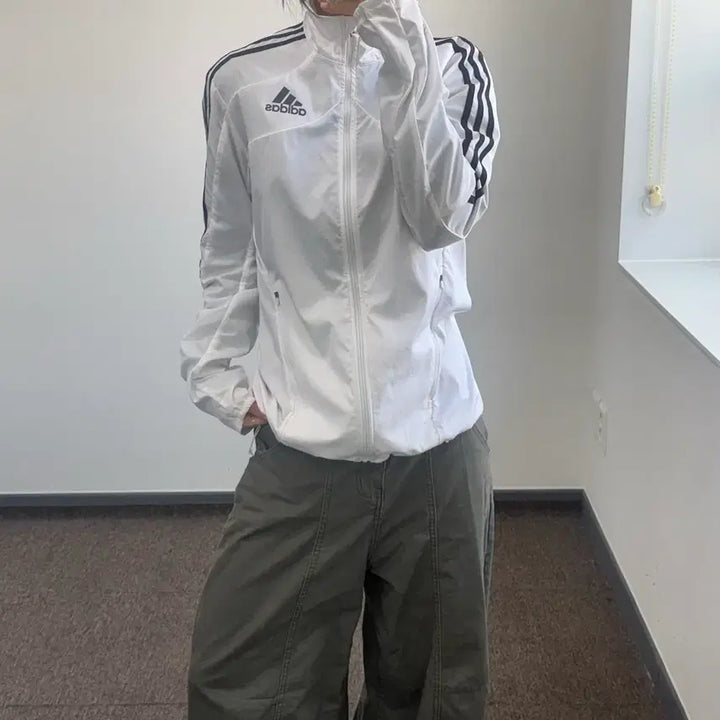 [SOLD OUT] Adidas 아디다스 삼각로고 화이트 바람막이