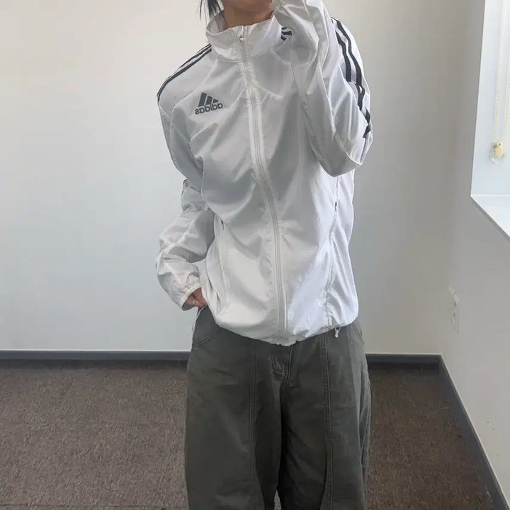 [SOLD OUT] Adidas 아디다스 삼각로고 화이트 바람막이