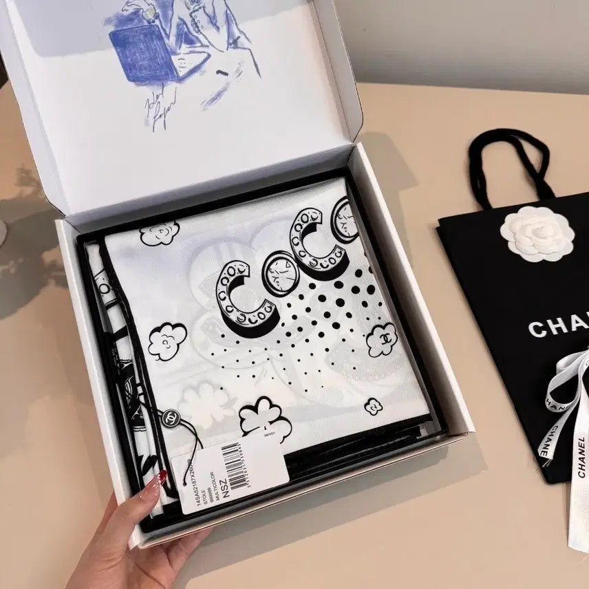 [BUNJANG] Chanel Black and White Print Silk Scarf / 샤넬 블랙 앤 화이트 프린트 스카프