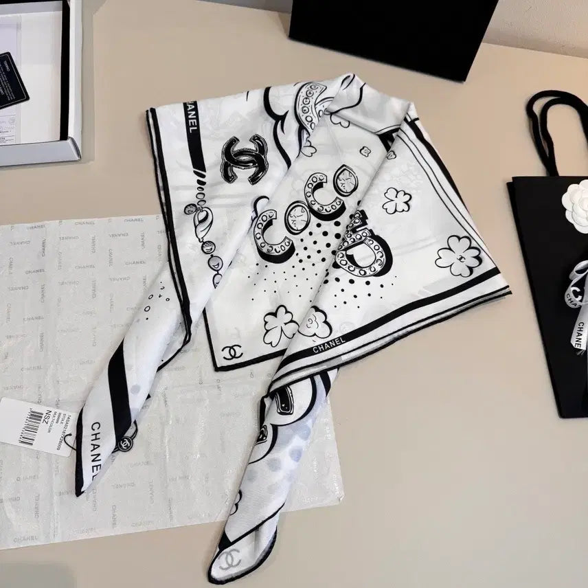[BUNJANG] Chanel Black and White Print Silk Scarf / 샤넬 블랙 앤 화이트 프린트 스카프