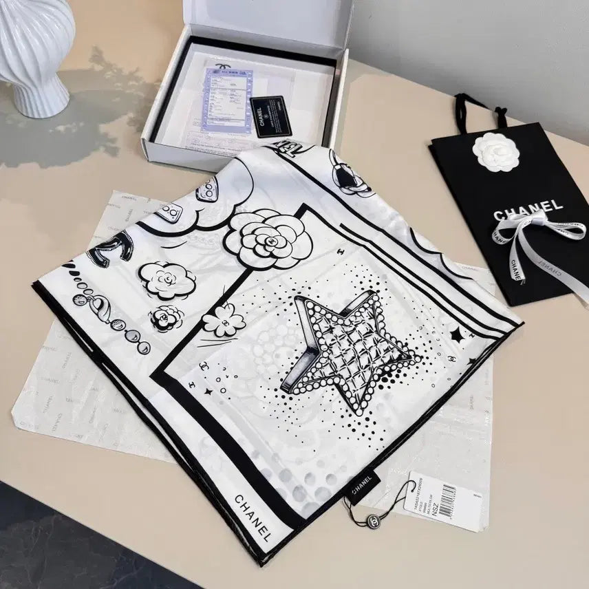 [BUNJANG] Chanel Black and White Print Silk Scarf / 샤넬 블랙 앤 화이트 프린트 스카프