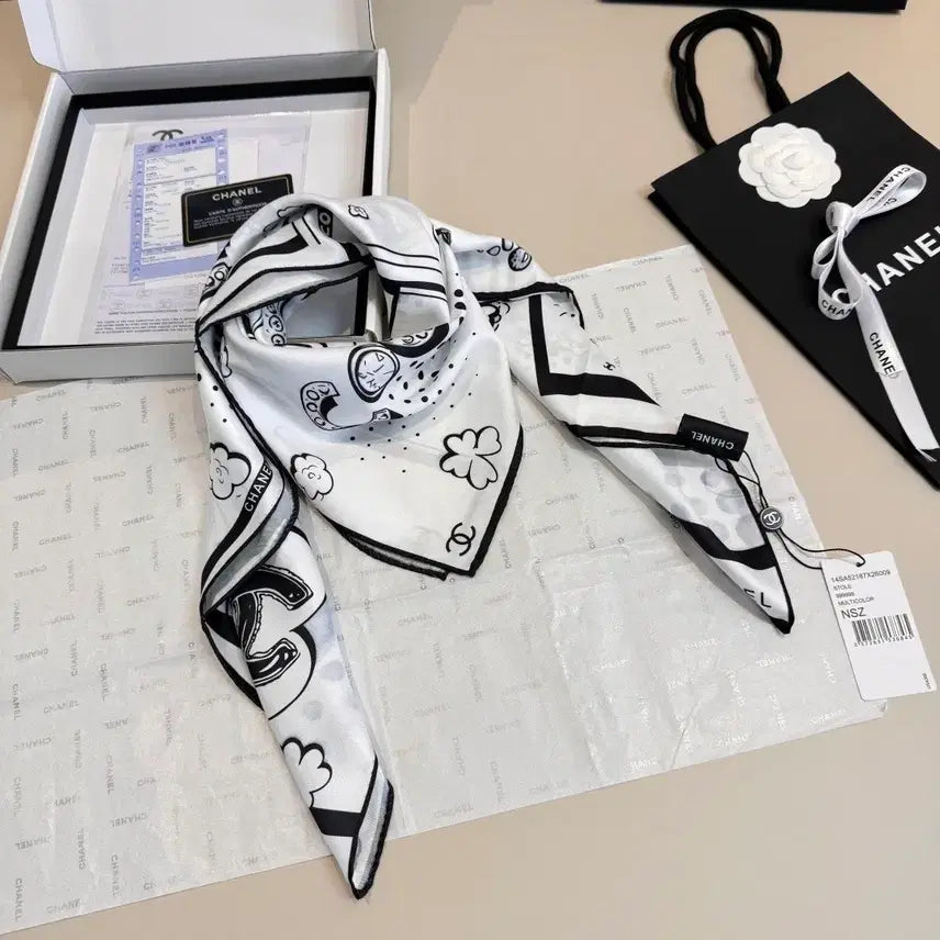 [BUNJANG] Chanel Black and White Print Silk Scarf / 샤넬 블랙 앤 화이트 프린트 스카프