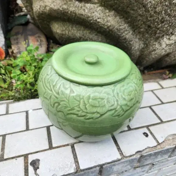 [BUNJANG] Joseon Dynasty Celadon Porcelain Chamber Pot with Peony Engraving / 근대사 요강 녹색 양각목단문요강