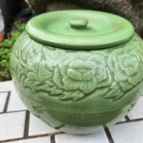 [BUNJANG] Joseon Dynasty Celadon Porcelain Chamber Pot with Peony Engraving / 근대사 요강 녹색 양각목단문요강