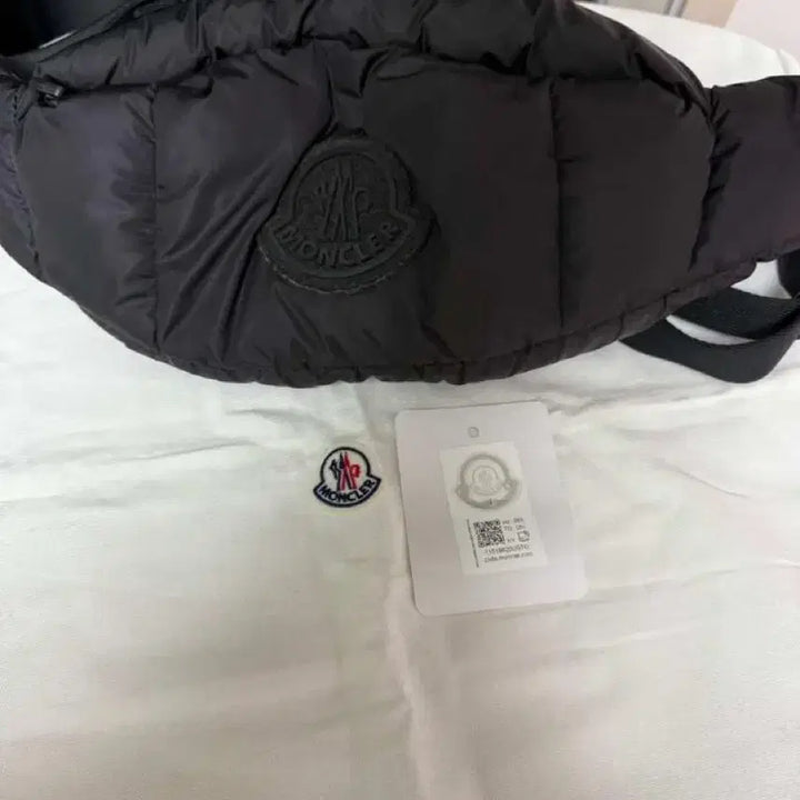 [SOLD OUT] 몽클레어 레제르 벨트백 (패딩제질)