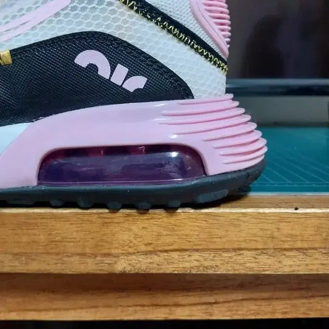 [BUNJANG] Nike Air Max 2090 Pink Sneakers (230) / 나이키 정품.에어맥스 2090 핑크  운동화.230