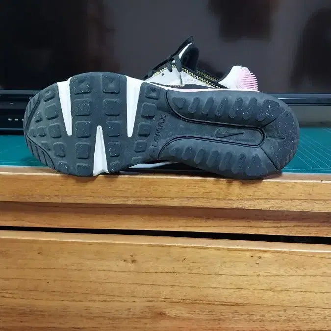 [BUNJANG] Nike Air Max 2090 Pink Sneakers (230) / 나이키 정품.에어맥스 2090 핑크  운동화.230