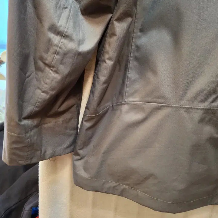 [BUNJANG] Adidas ClimaProof Khaki Hooded Windbreaker Jacket / 아디다스 clima proof 카키색 후드 바람막이 점퍼