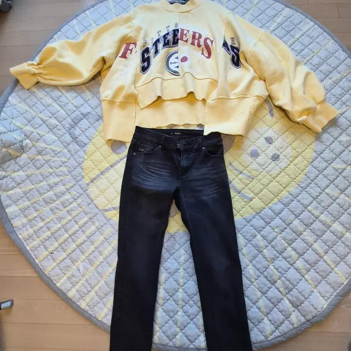 [BUNJANG] Pittsburgh Steelers Yellow Sweatshirt and Black Denim Set / Pittsburgh Steelers 옐로우 맨투맨 + 블랙 데님(새상품)