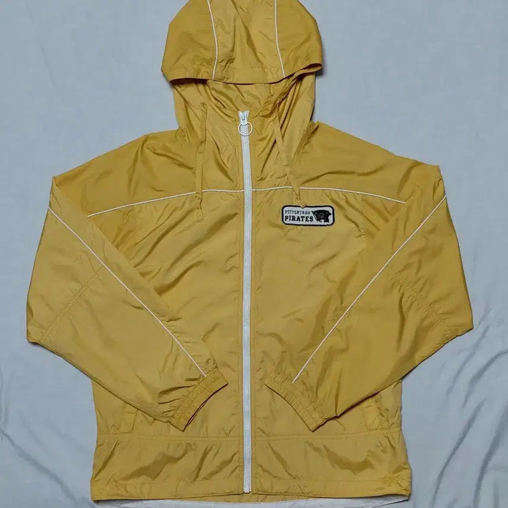 [BUNJANG] Uniqlo x MLB Pittsburgh Pirates Windbreaker (2007 Archive) / [S] 유니클로 x MLB 피츠버그 파이리츠 바람막이 (2007 아카이브