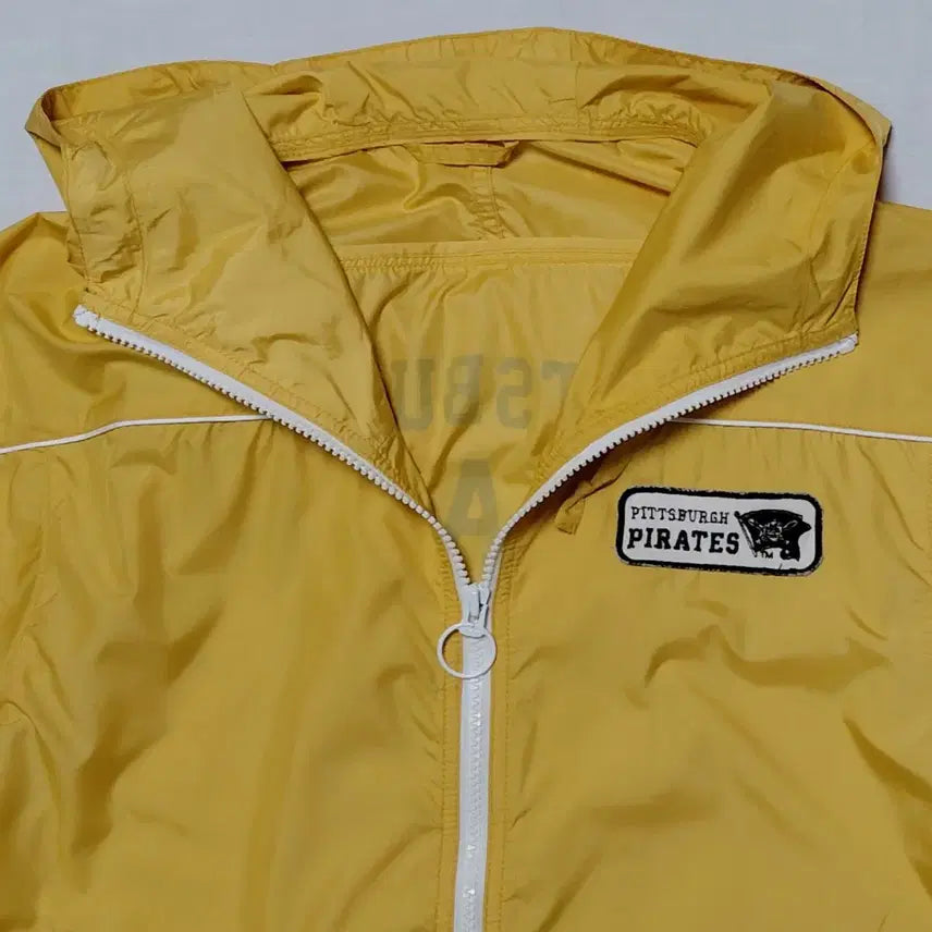 [BUNJANG] Uniqlo x MLB Pittsburgh Pirates Windbreaker (2007 Archive) / [S] 유니클로 x MLB 피츠버그 파이리츠 바람막이 (2007 아카이브