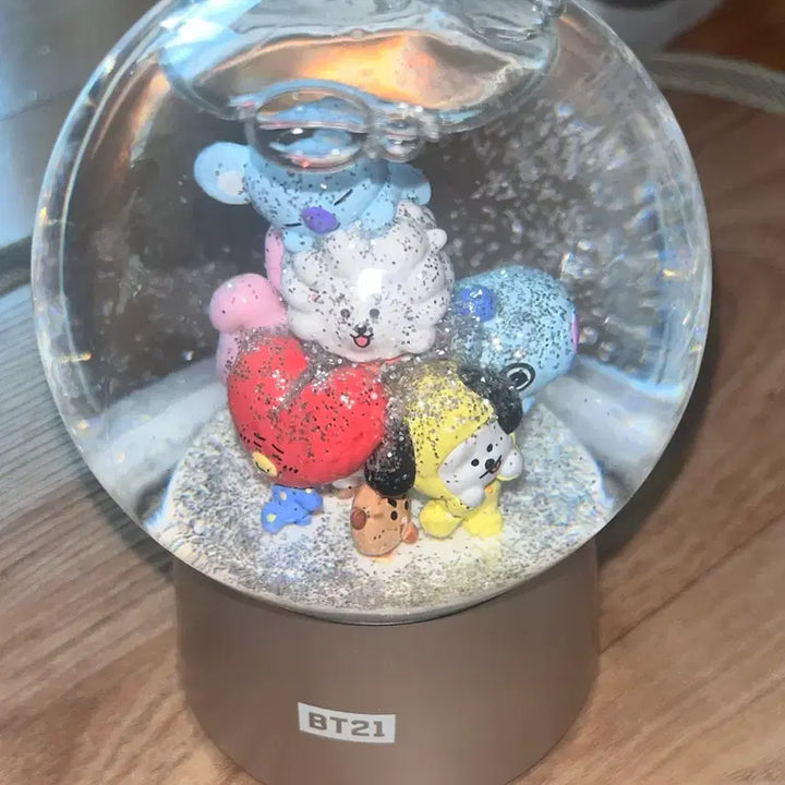 [BUNJANG] BT21 Paris Baguette Snow Globe / 방탄소년단 Bt21 파리바게트 스노우볼