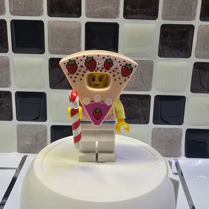 [BUNJANG] Lego 2023 Strawberry Cake Girl Minifigure / 2023 Bam 딸기 케이크 걸