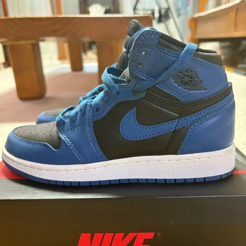 [BUNJANG] Nike Air Jordan 1 Royal Toe Royal Blue Sneakers / [230] 나이키 에어 조던 1 로얄토 로얄블루 급매