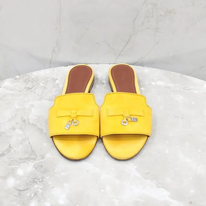 [BUNJANG] Loro Piana Yellow Charms Summer Walk Suede Mules Slippers Size 36.5 / 36.5 / 로로피아나 옐로우 참스 썸머워크 스웨이드 뮬 슬리퍼