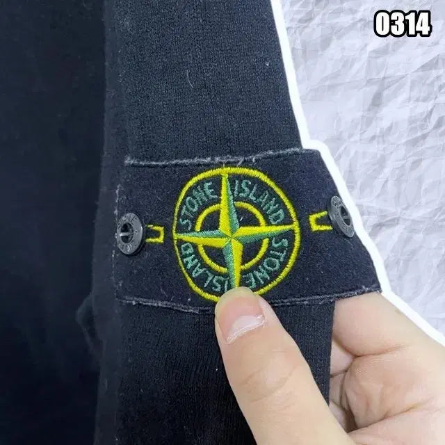 [BUNJANG] Stone Island Crew Neck Knit Sweatshirt / M 스톤아일랜드 블랙 색상 와펜 크루넥 니트 맨투맨