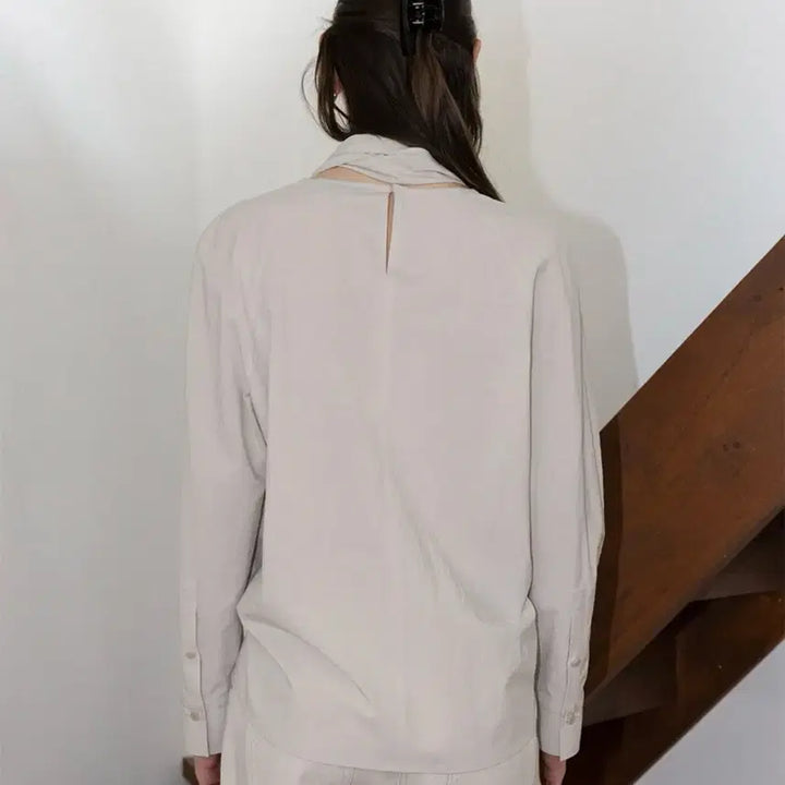 [SOLD OUT] [새상품] 루에브르 드레이프 넥 블라우스 (라이트 토프)