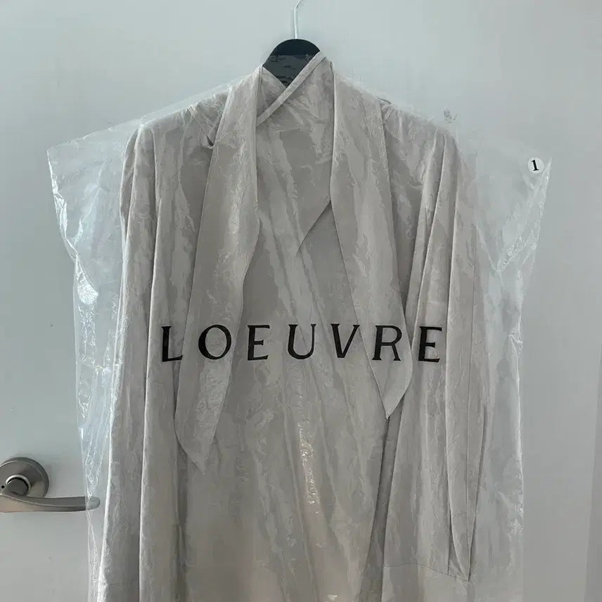 [SOLD OUT] [새상품] 루에브르 드레이프 넥 블라우스 (라이트 토프)