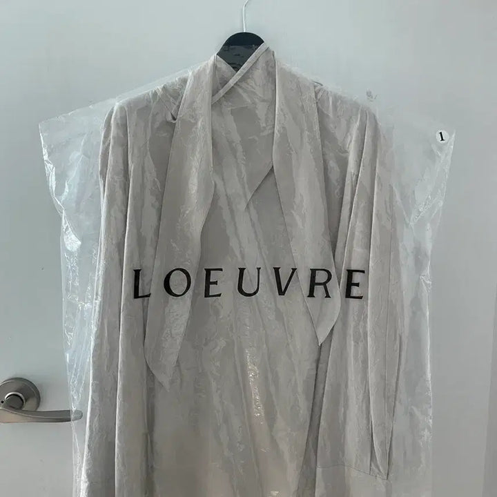 [SOLD OUT] [새상품] 루에브르 드레이프 넥 블라우스 (라이트 토프)