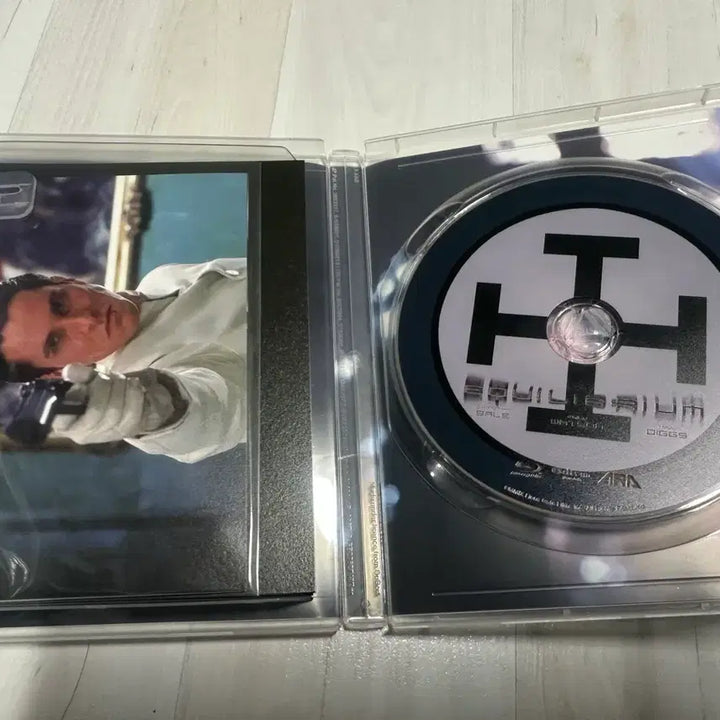 [BUNJANG] Equilibrium Lenticular First Edition Blu-ray (Type B) / [블루레이] 이퀼리브리엄 : 렌티큘러 초회한정판 - B 타입 블루버전