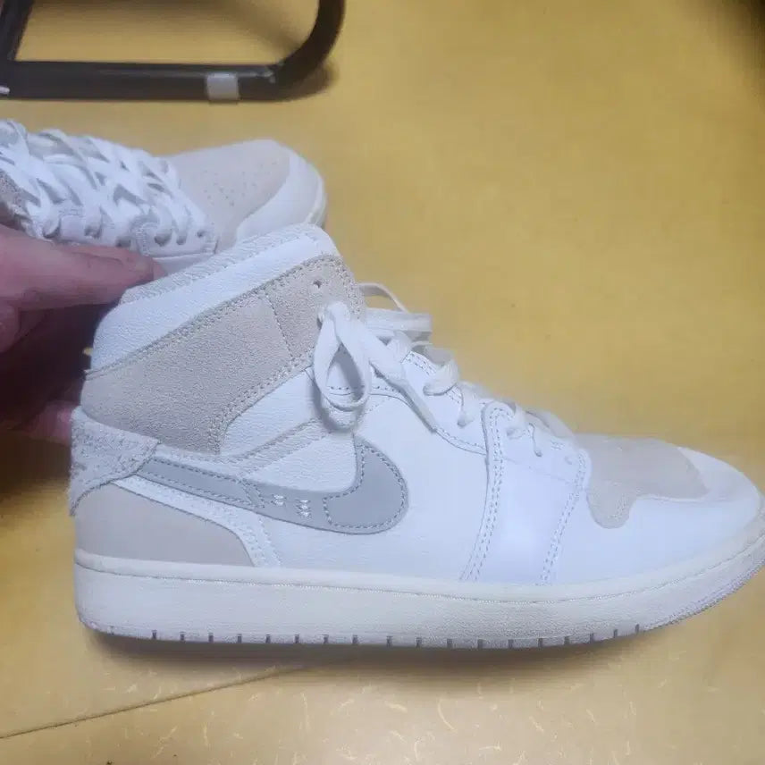 [BUNJANG] Nike Air Jordan 1 Mid SE Craft Sneakers / 나이키 에어 조던 1 미드 se 크래프트 화이트