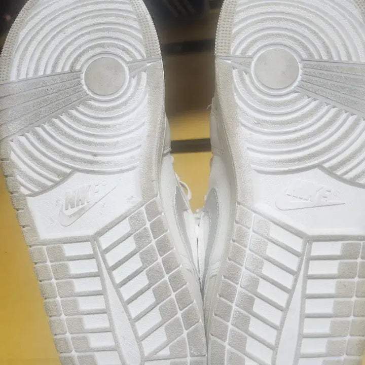 [BUNJANG] Nike Air Jordan 1 Mid SE Craft Sneakers / 나이키 에어 조던 1 미드 se 크래프트 화이트
