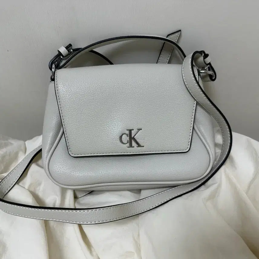 [BUNJANG] Calvin Klein CK Logo Crossbody Bag Ivory / 캘빈클라인 CK 로고 크로스백 가방 아이보리