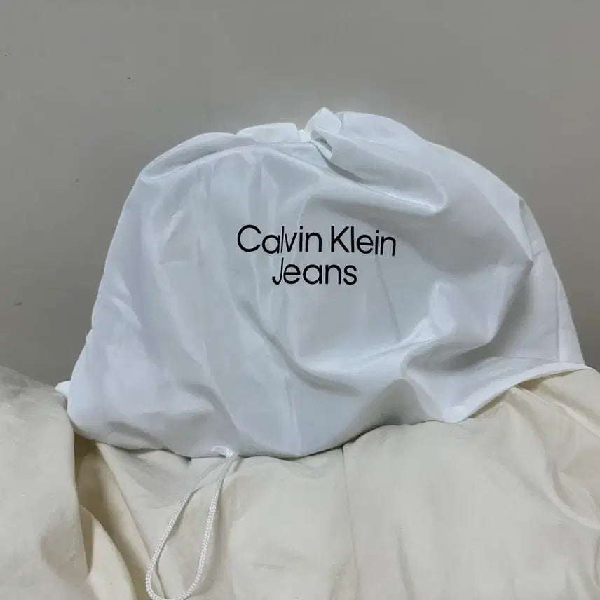 [BUNJANG] Calvin Klein CK Logo Crossbody Bag Ivory / 캘빈클라인 CK 로고 크로스백 가방 아이보리