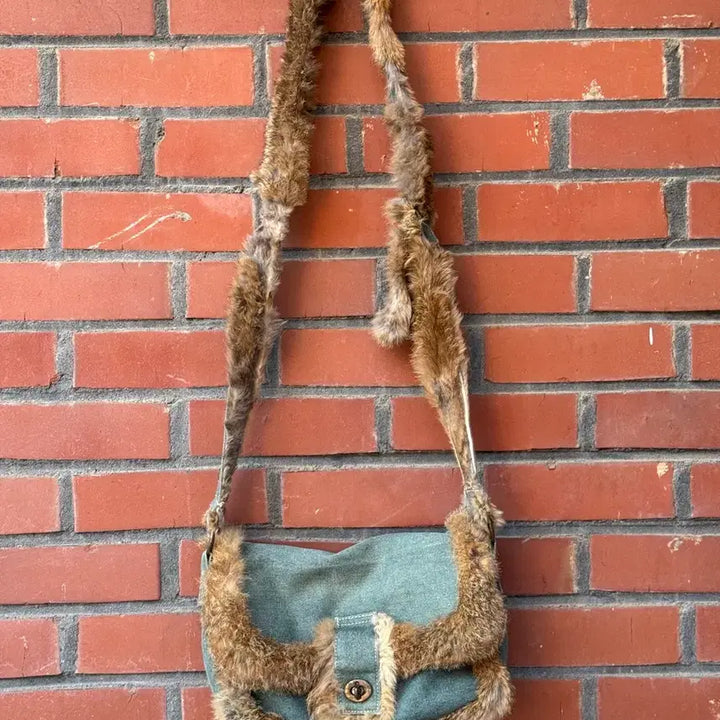 [BUNJANG] Denim Fur Trim Layered Crossbody Bag / 데님 퍼 트리밍 레이어드 크로스백