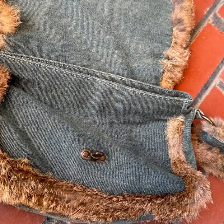 [BUNJANG] Denim Fur Trim Layered Crossbody Bag / 데님 퍼 트리밍 레이어드 크로스백