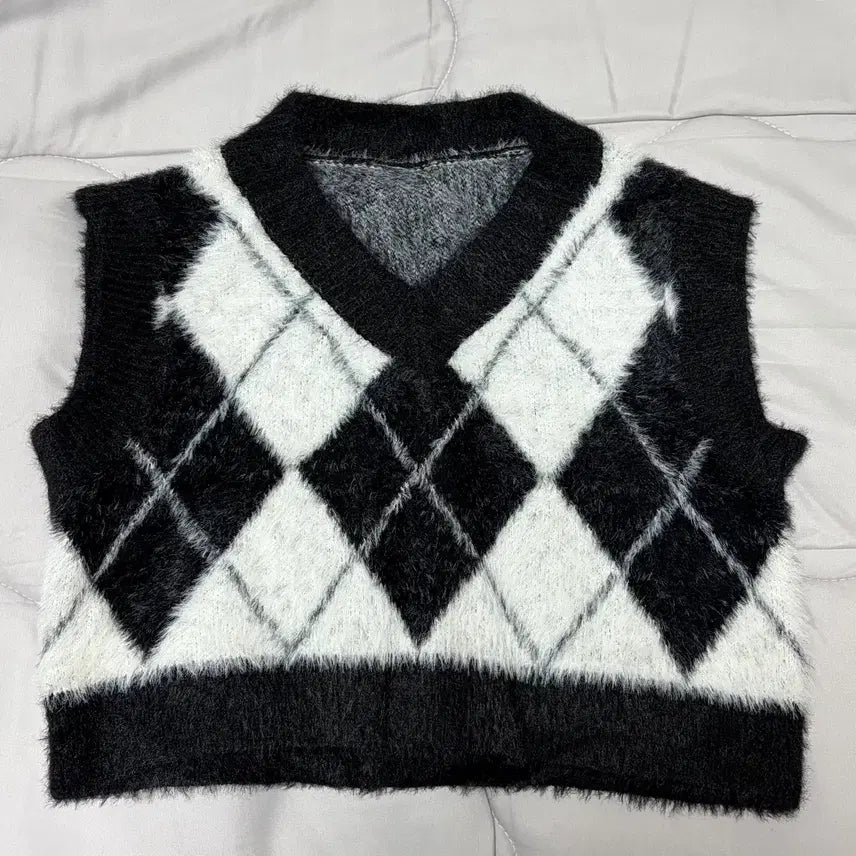 [BUNJANG] Angora Argyle Check Knit Vest / 앙고라 아가일 체크 니트 조끼 블랙 화이트