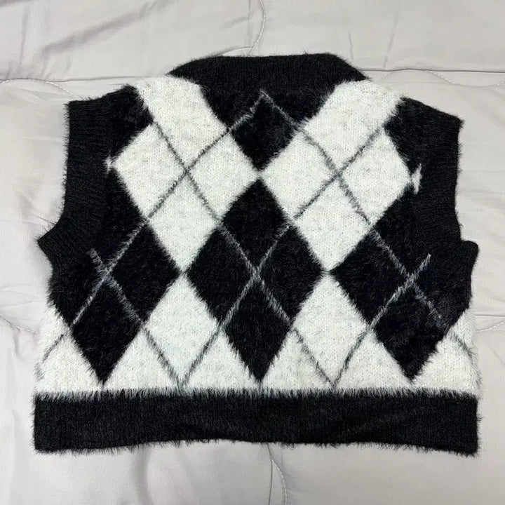 [BUNJANG] Angora Argyle Check Knit Vest / 앙고라 아가일 체크 니트 조끼 블랙 화이트