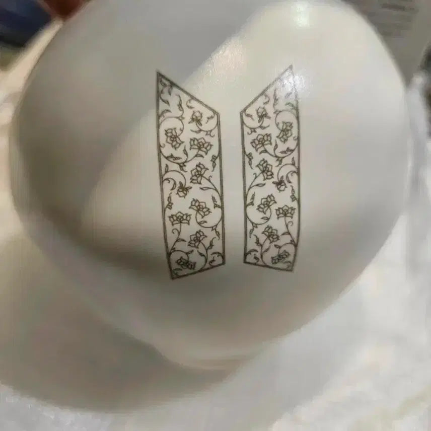 [BUNJANG] BTS White Porcelain Moon Jar Miniature / 새상품) 방탄소년단 백자 달항아리 미니어처 판매합니다