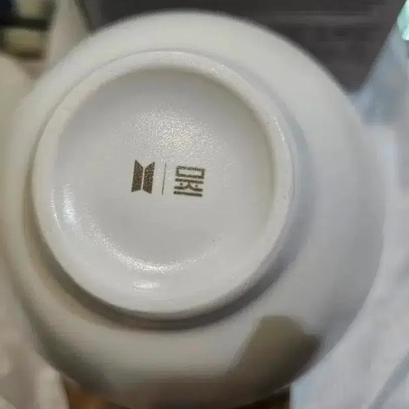 [BUNJANG] BTS White Porcelain Moon Jar Miniature / 새상품) 방탄소년단 백자 달항아리 미니어처 판매합니다