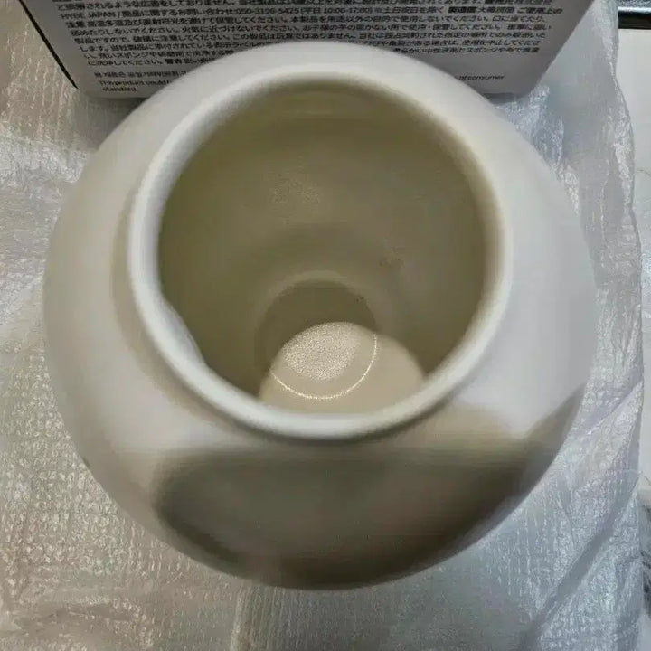 [BUNJANG] BTS White Porcelain Moon Jar Miniature / 새상품) 방탄소년단 백자 달항아리 미니어처 판매합니다