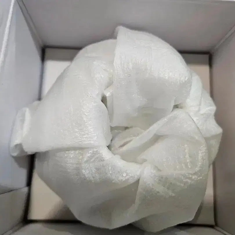 [BUNJANG] BTS White Porcelain Moon Jar Miniature / 새상품) 방탄소년단 백자 달항아리 미니어처 판매합니다